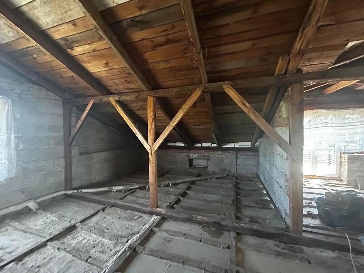 Stary strych z wymianą izolacji do zrobienia