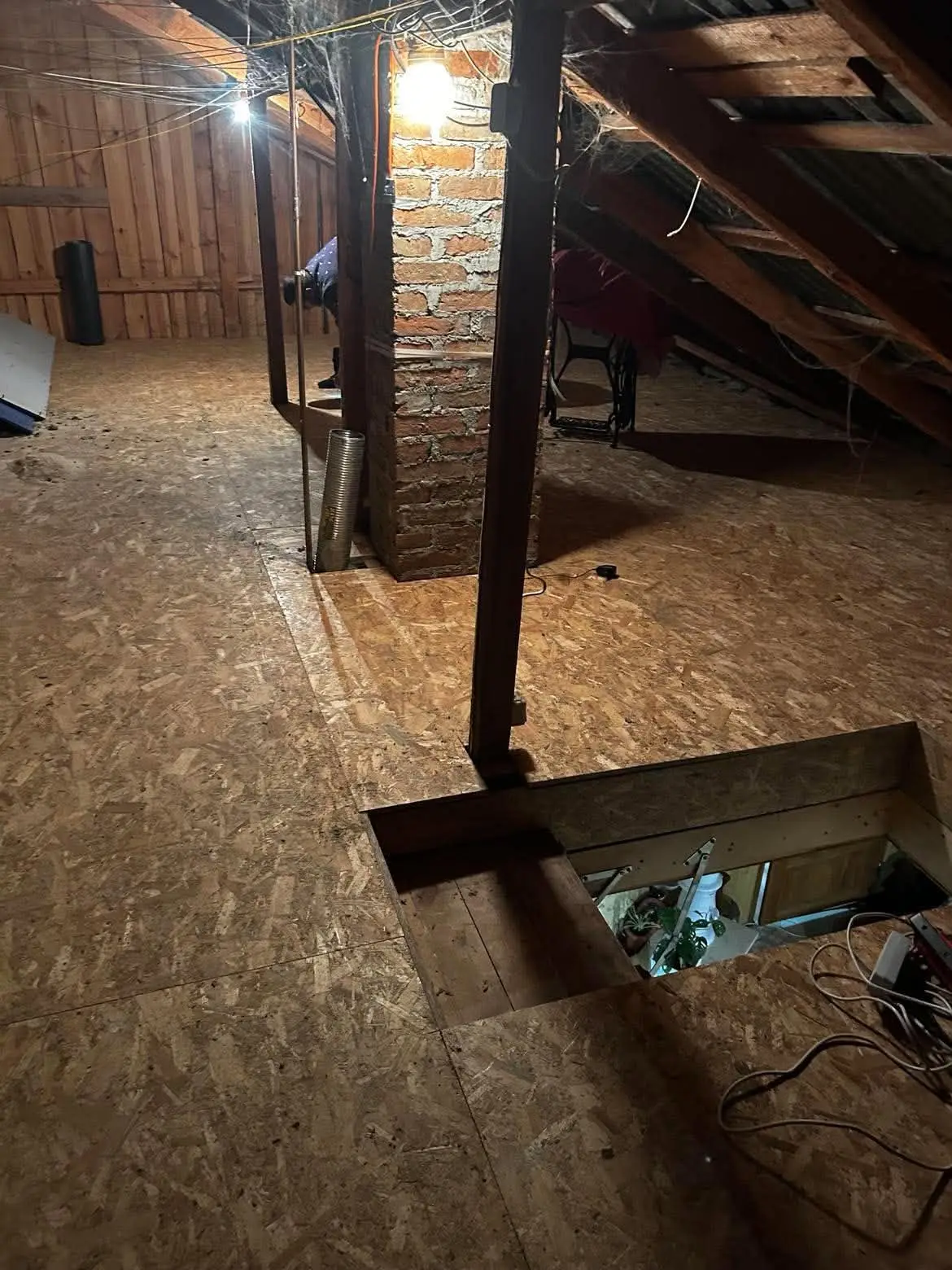 Podłoga OSB z wyłazem na strych